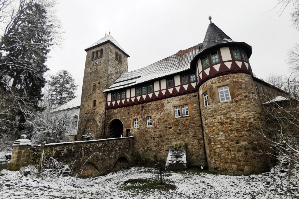 Die historischen Mauern der Burg Wohldenberg im Schnee